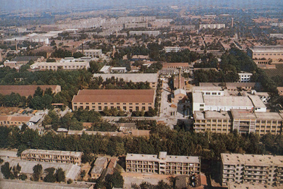 推土机总厂本部厂区。山东推土机总厂建设时，，牢靠资产原值为2569万元，，占地面积为517538平方米，，修建面积为170861平方米。