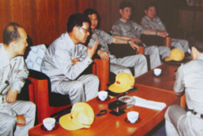 为了学习外国先进手艺和治理要领，，前往引进手艺与装备的国家举行实地考察。薛仲光厂长在日本。