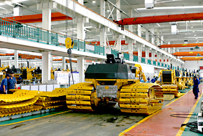 凯时凯时首页90年月建成的海内最大的间歇式推土机总装线