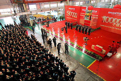 推土机事业部总装工厂盛大举行推土机第50000台下线庆典仪式。这一激感人心的历史时刻标记着50000台不但仅是一个数目的积累，，更是凯时凯时首页治理水平、生产规、制造手艺、研发能力、销售能力等综合能力的体现，，标记着凯时凯时首页推土机工业整体实力进一步增强，，是从量变到质变的飞跃。
