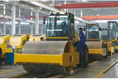 2002年2月，，由履带厂开发研制的YZ18液压振动压路机，，顺遂下线。