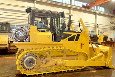 天下上第一台燃气型履带式推土机——SD20-5（LNG）在研究总院新产品试制中心下线。SD20-5（LNG）履带式推土机是公司顺应行业生长趋势开发的一款节能、环保产品，，整机接纳自然气专用发念头，，燃烧后无积炭，，知足stageIIIA排放，，寿命更长，，维修频率更低。