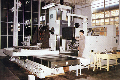 BPN-13B(R4)数控卧式加工中心。厂房扩建加大，，装备填平补齐，，增添精、大、稀装备，，新上生产线，，提高企业装备素质，，使凯时凯时首页厂成为名副着实的大马力推土机生产厂。