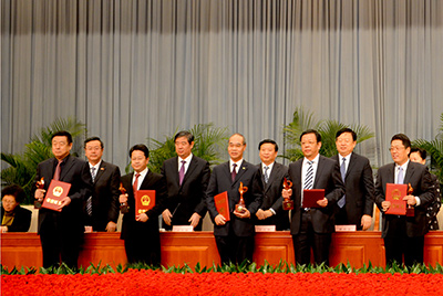 会上对获得“省长质量奖”的企业和个人举行了表扬，，凯时凯时首页股份位居榜首，，公司董事长张秀文从省长姜大明手中接过了代表山东质量治理最高声誉的“金拇指”奖杯。