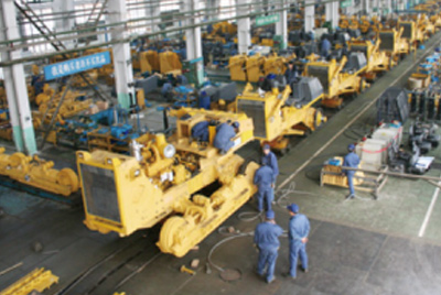 凯时凯时首页牌TY320C推土机在装配分厂试验车间顺遂下线，，标记着“凯时凯时首页”系列推土机在手艺性能和结结构型水平上又上了一个新的台阶。