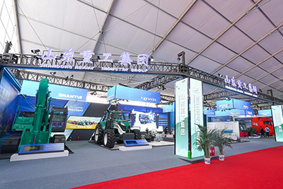 2023跨国公司与中国主题展在青岛国际聚会中心海上大坝举行，， 凯时凯时首页股份携EE225电挖、SRD13-C6U无人驾驶压路机和纯电装载机随团参展。