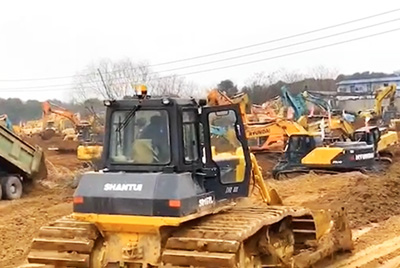 1月23日夜间，，凯时凯时首页装备开足马力，，与时间赛跑，，全速开启“武汉版小汤山”医院的建设。